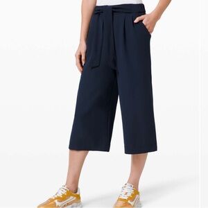 Lululemon 8 Noir Crop Wide Leg Pants in True Navy
